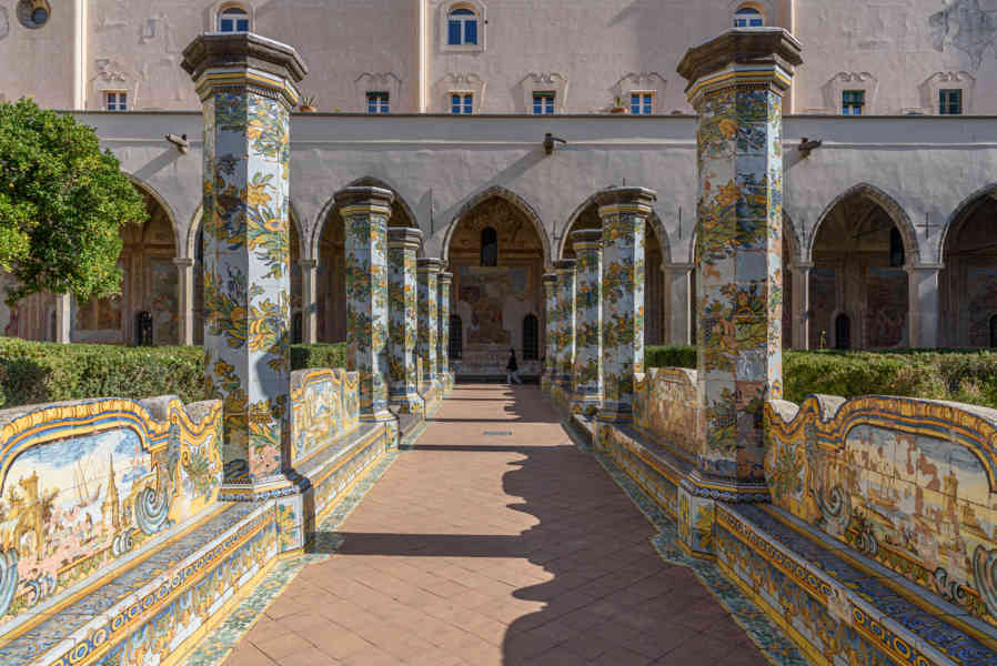 099 - Italia - Nápoles - basílica y convento de Santa Clara - convento - claustro.jpg